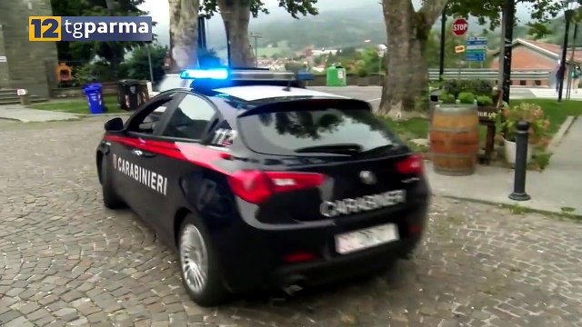 BORGOTARO: UOMO FUORI DAL PARAPETTO DEL PONTE SALVATO DAI CARABINIERI | BORGOTARO: UOMO FUORI DAL PARAPETTO DEL PONTE SALVATO DAI CARABINIERI