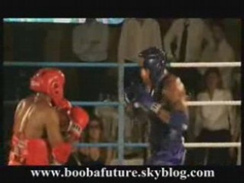 Booba en mode boxe thaï