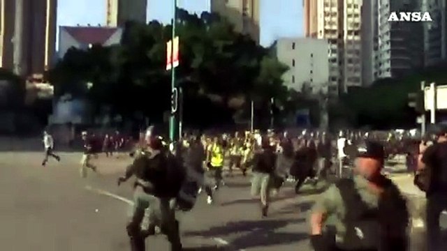 A Hong Kong lacrimogeni contro i manifestanti