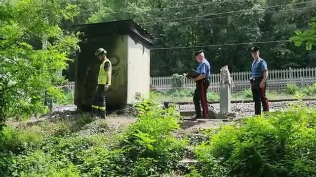 Danni alla linea ferroviaria del Brennero, ipotesi sabotaggio: i rilievi dei vigili del fuoco