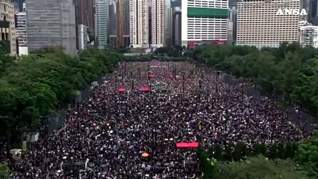 Marea di ombrelli a Hong Kong, ancora in migliaia in piazza