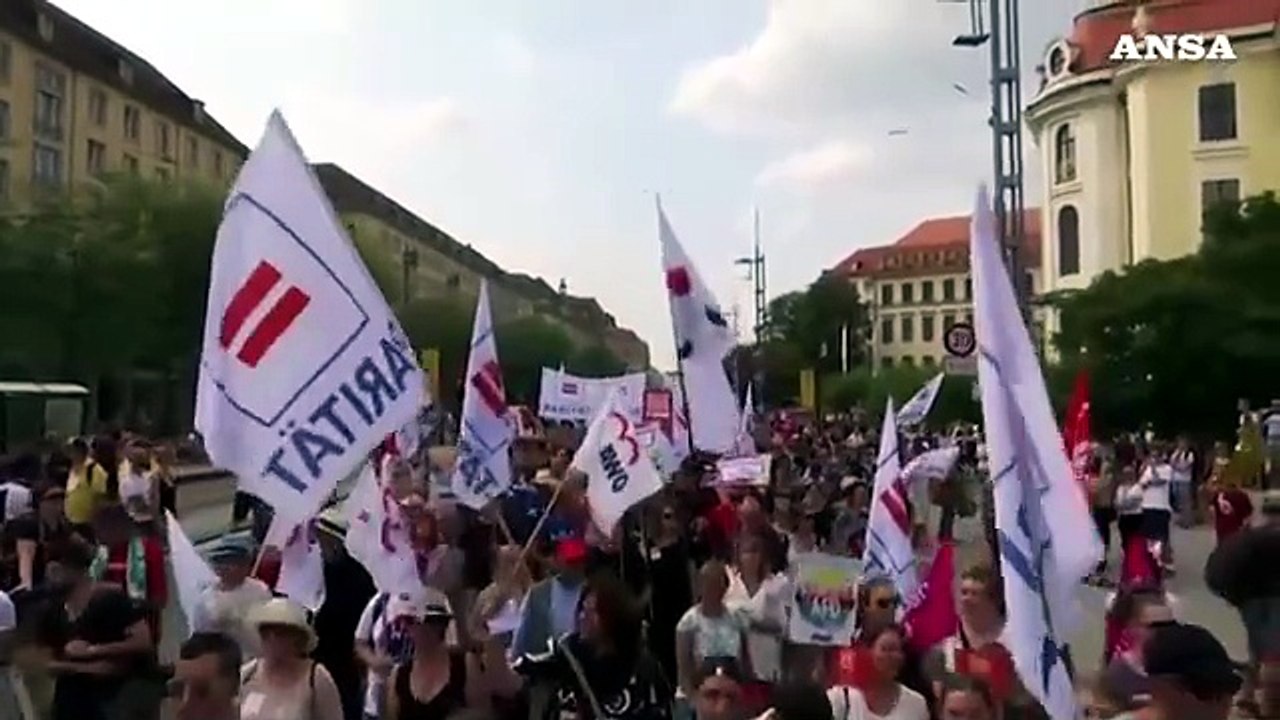 Migliaia in piazza a Dresda contro l'estrema destra