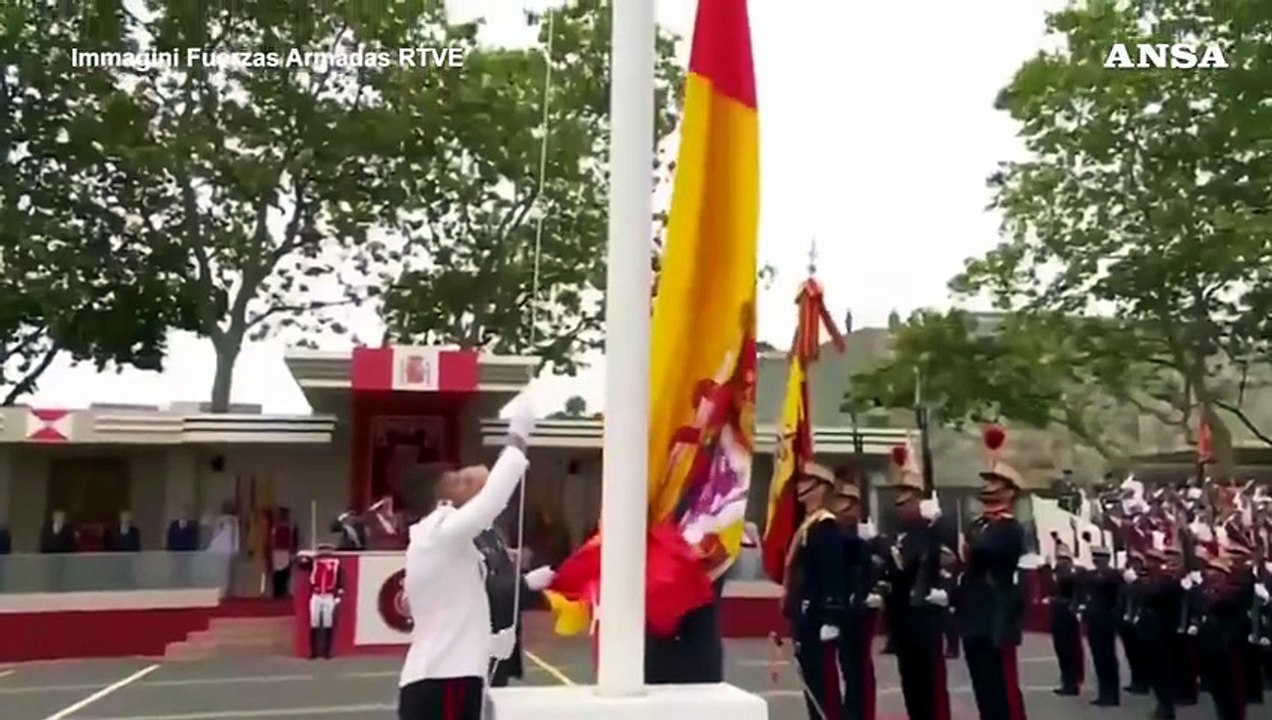 Spagna, alla festa delle Forze armate la bandiera cade davanti al re