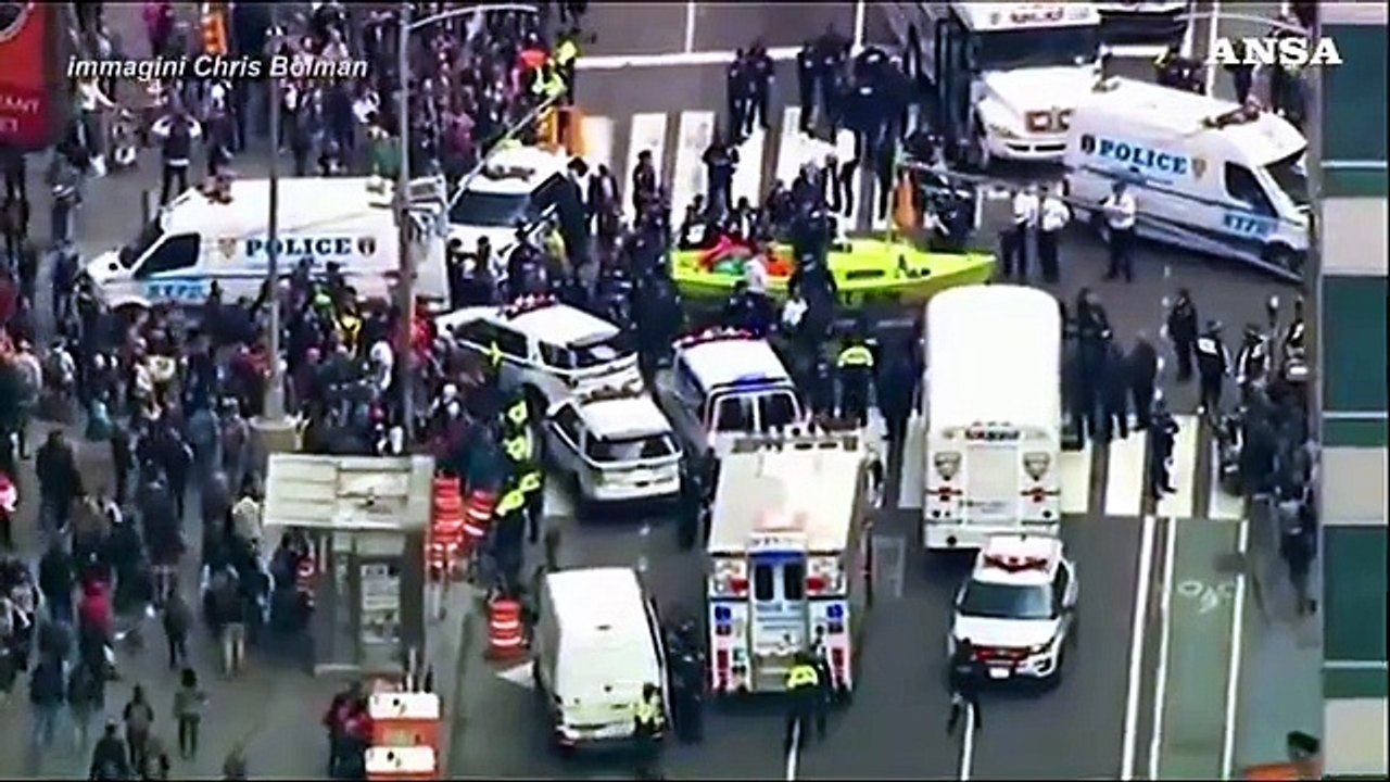 Attivisti per il clima bloccano Times Square con una barca