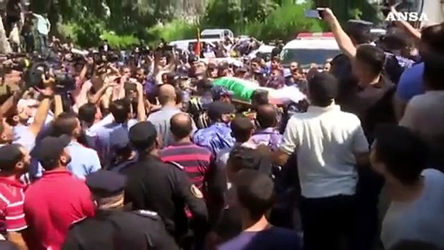 Gaza, in migliaia ai funerali dei poliziotti uccisi