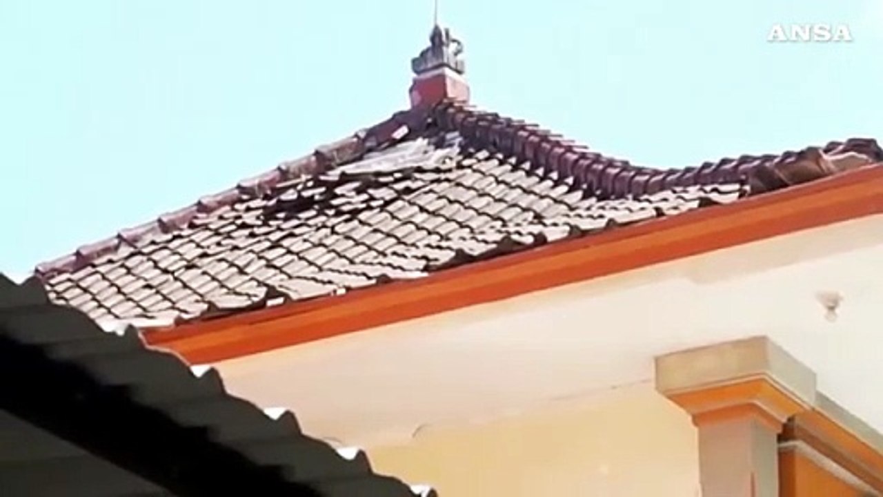 Terremoto in Indonesia, danni a un tempio a Bali