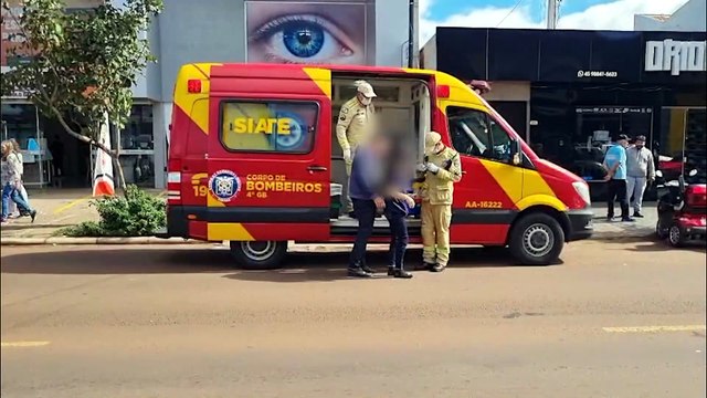 Colisão com porta de carro deixa mulher ferida ao conduzir triciclo elétrico em Cascavel
