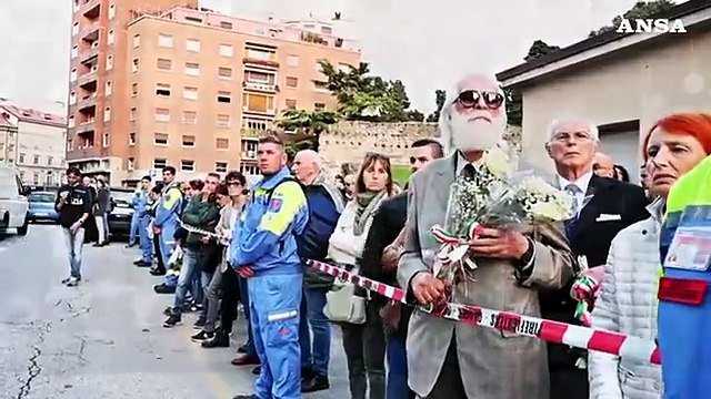 Agenti uccisi a Trieste, lungo applauso all'arrivo dei feretri