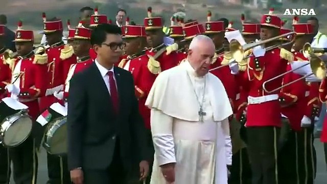 Papa Francesco accolto in Madagascar dal presidente Rajoelina