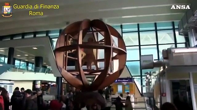 Fiumicino, arrestati tre corrieri con 33 kg di droga nelle valigie