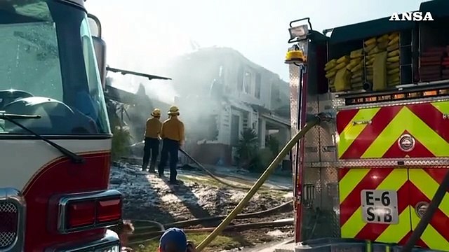 La California brucia ancora, 50 mila evacuati
