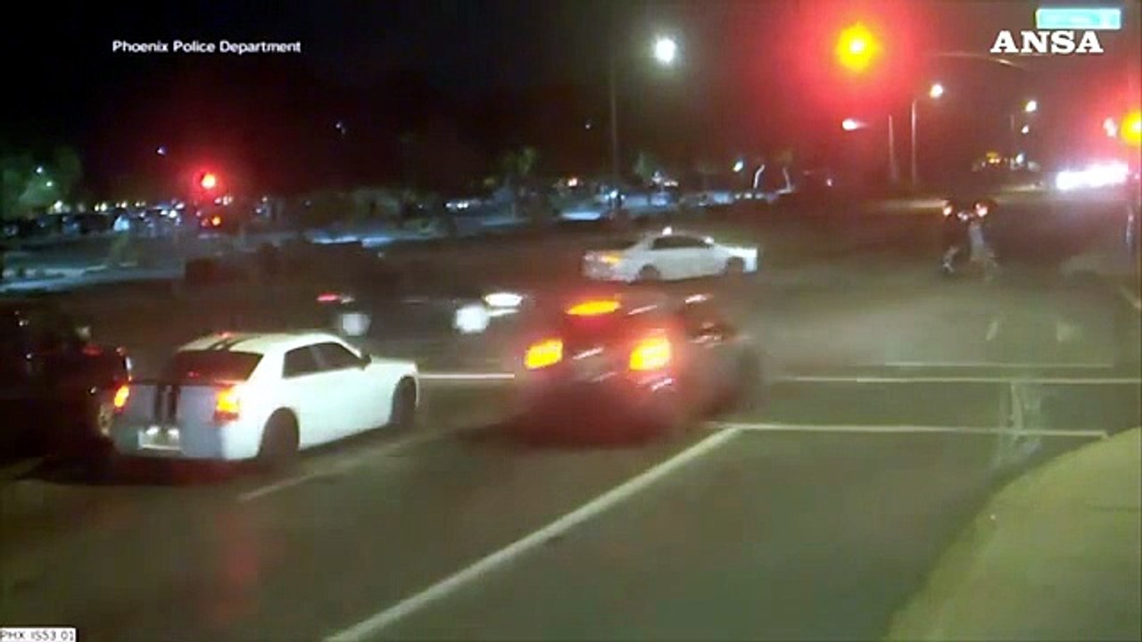 Scontro tra auto evita strage di pedoni a Phoenix in Arizona