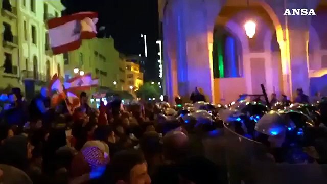 Libano, scontri tra polizia e manifestanti a Beirut