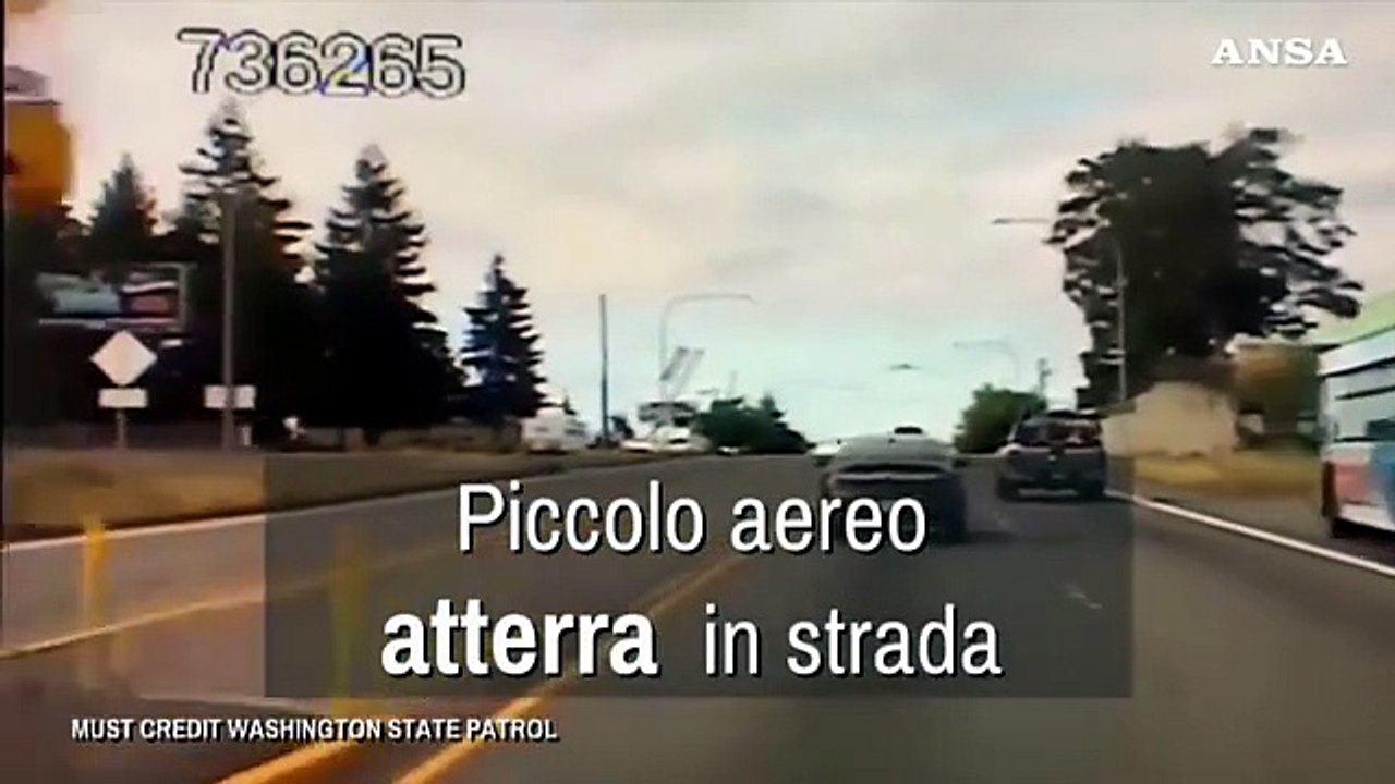 Piccolo aereo atterra in strada