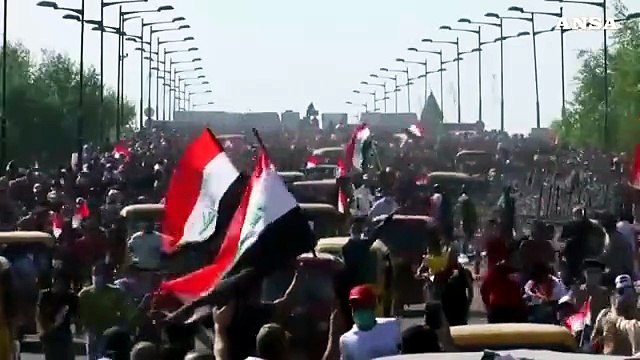 Bagdad, la polizia usa i lacrimogeni per disperdere la folla