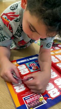 El tierno momento del hijo de Miguel Almirón completando su álbum de figuritas del Mundial
