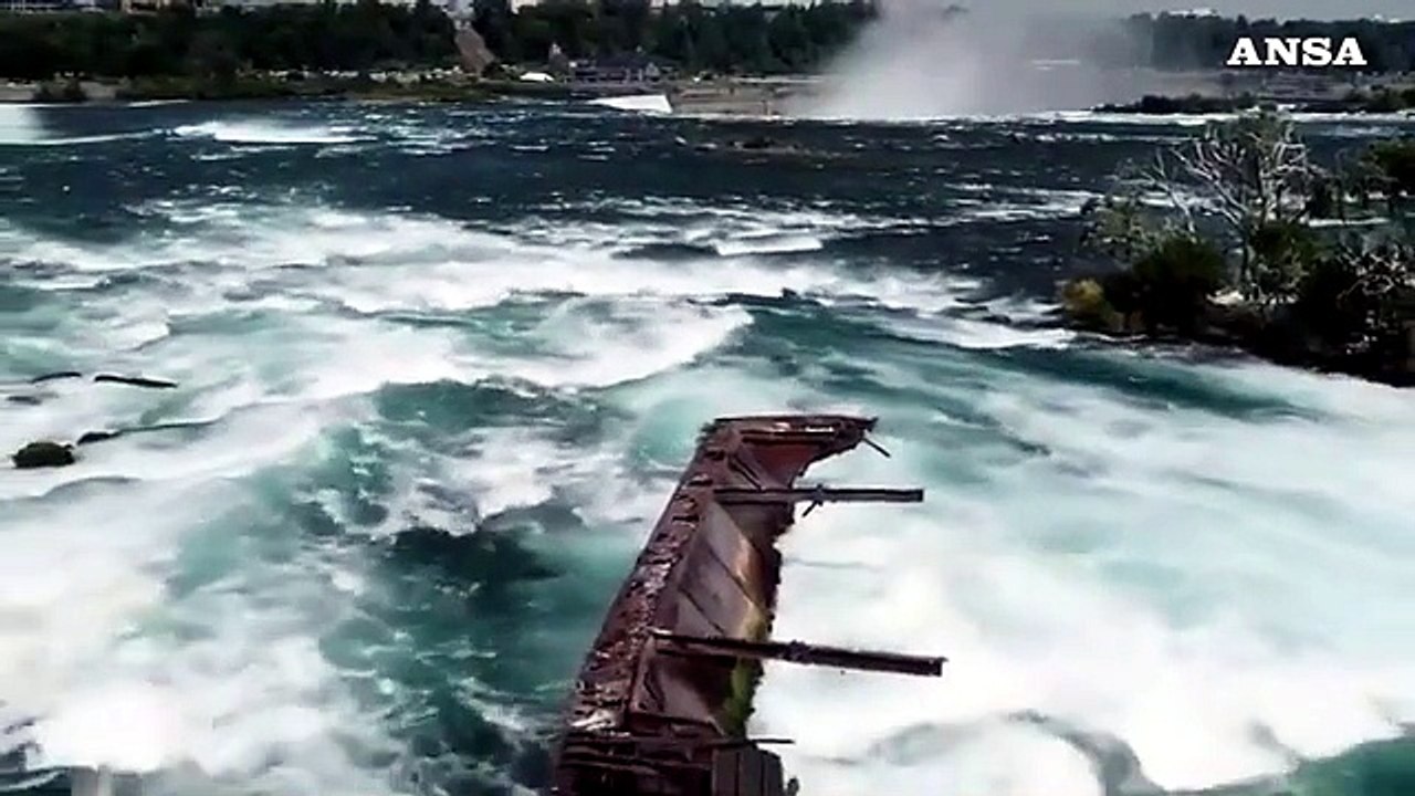 Cascate Niagara, nave incagliata per un secolo: spostata dal maltempo