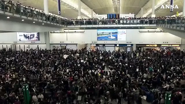 L'aeroporto di Hong Kong occupato da 5mila manifestanti