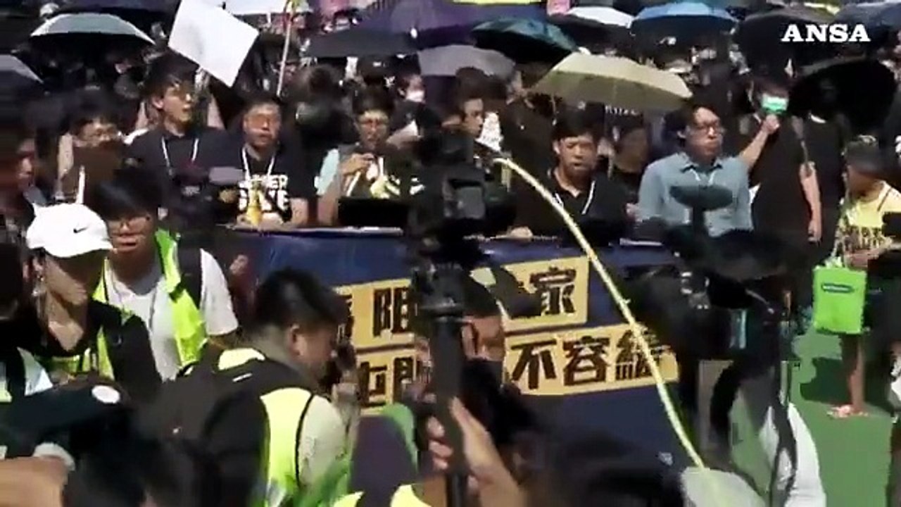 A Hong Kong molotov e bandiera cinese in fiamme, arresti