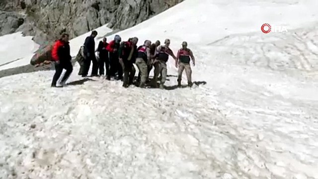 Şelalede mahsur kalan vatandaş kurtarıldı