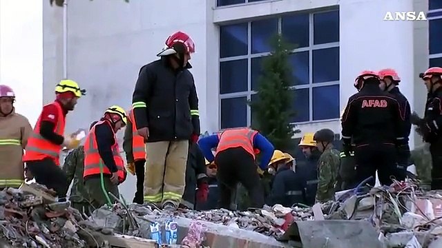 Sisma Albania, si continua a scavare tra le macerie: sale a 23 il numero delle vittime