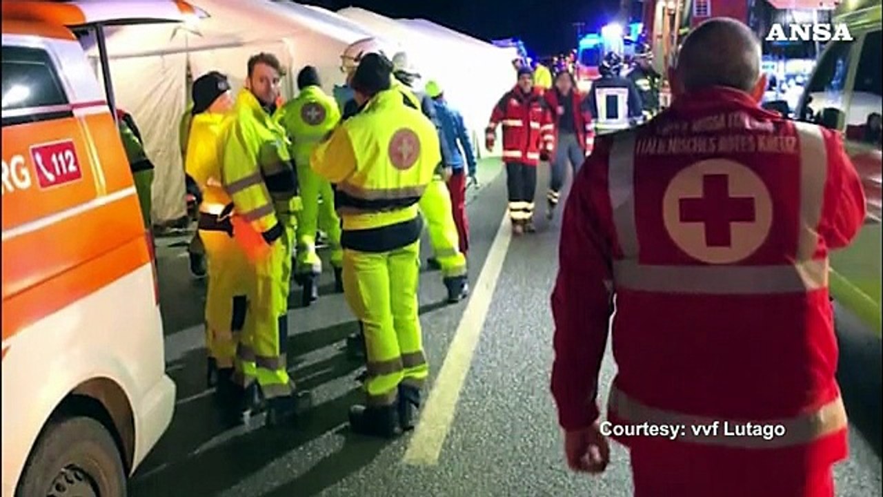 Auto falcia comitiva di giovani?6 morti e 11 feriti in Alto Adige