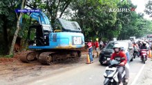 Jalan Ambles Lenteng Agung Dipasang Pelat Baja Sementara, Antisipasi Kendaraan Terperosok