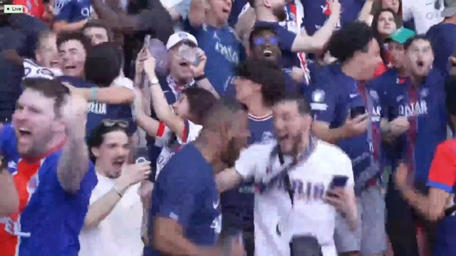 PSG fans erupt in joy after Dembélé's penalty goal | PSG 1–1 ARSENAL