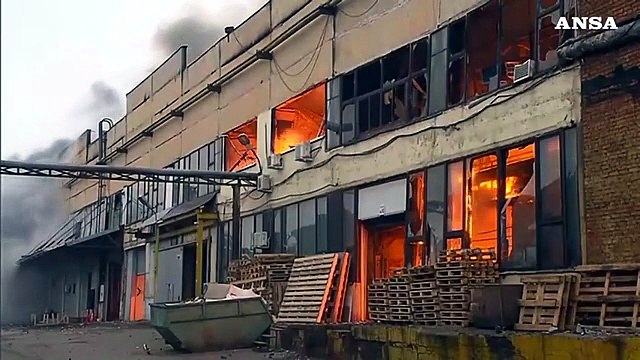 Russia, vasto incendio in un magazzino di Mosca