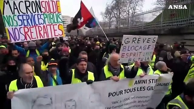 Gilet gialli, lacrimogeni contro i manifestanti a Parigi