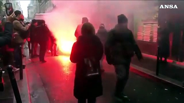 Proteste contro riforma pensioni, gas lacrimogeni su manifestanti