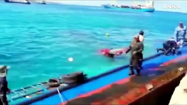 Chiatta con 600 litri di gasolio si ribalta alle Galapagos