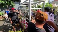 Panitia Kurban Duta Kranji Pakai Alat Perebah Sapi