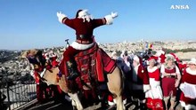 Gerusalemme, per il Natale ortodosso turisti vestiti da Babbo Natale