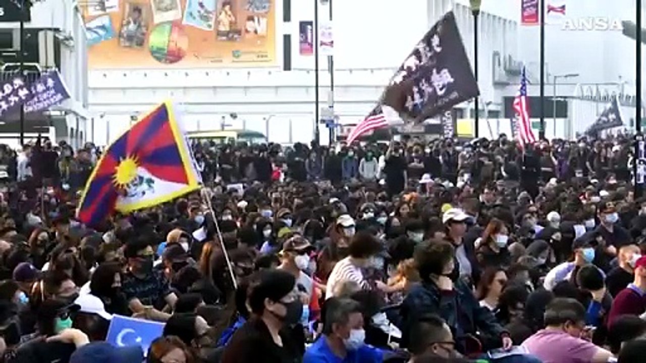 Scontri e arresti a Hong Kong al corteo pro-Uighuri