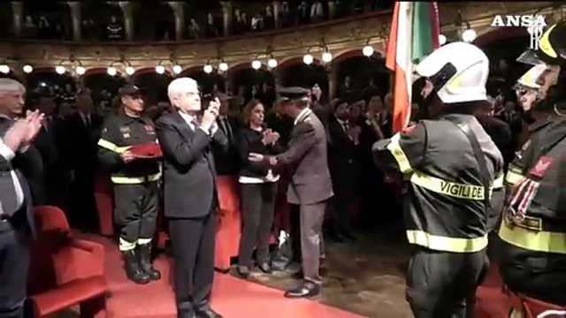 Mattarella consegna la medaglia d'oro al merito ai Vigili del fuoco