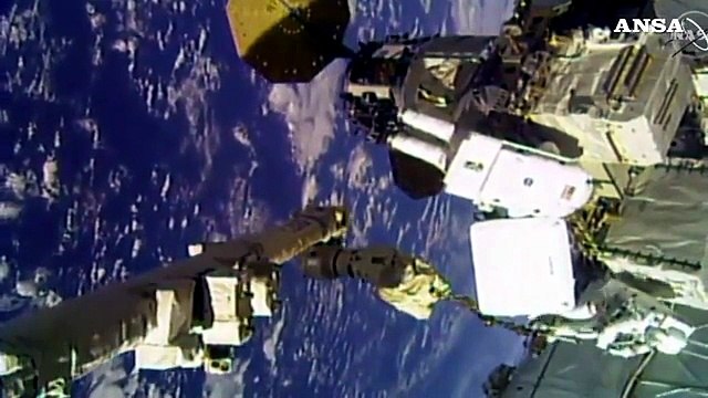 Nasa, gli astronauti all'esterno della stazione spaziale per una riparazione