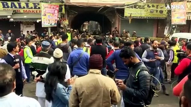 Dramma a Delhi, decine di morti nel rogo di fabbrica-dormitorio