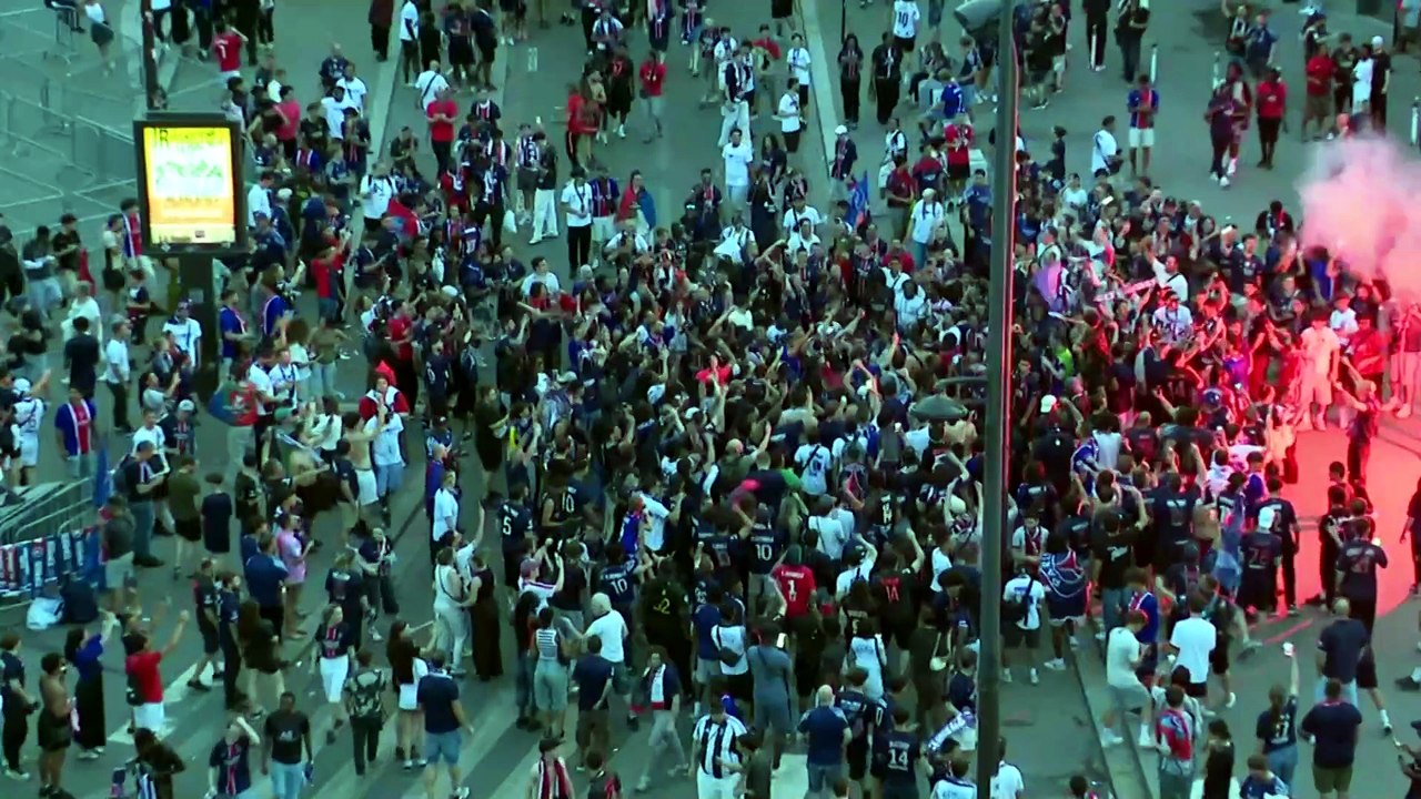 Les ultras font la fête à la sortie du Parc des princes - Foot - Ligue des champions