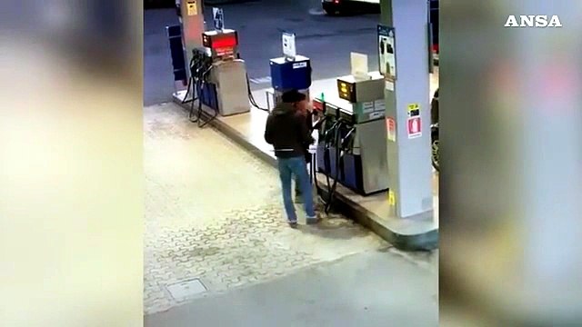 Sperona auto e tenta di dar fuoco alla moglie, arrestato