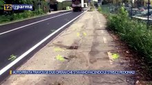 AUTO PIRATA TRAVOLGE DUE OPERAI CHE STAVANO FACENDO LE STRISCE PEDONALI