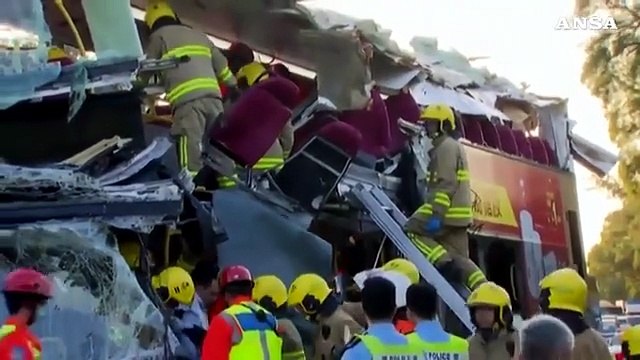 Hong Kong, bus si schianta contro albero: sei morti
