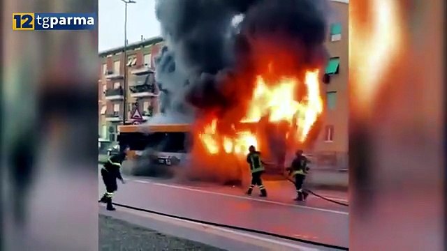 UN ALTRO AUTOBUS DISTRUTTO DALLA FIAMME, PASSEGGERI TUTTI IN SALVO A FIDENZA