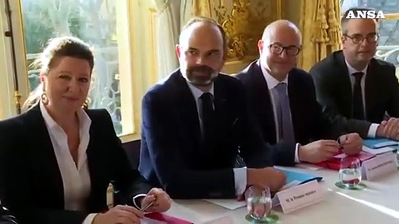 Macron vuole la tregua di Natale e apre sulle pensioni