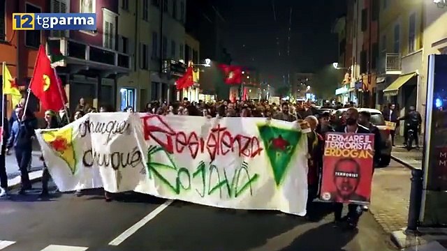 MILLE PERSONE IN CORTEO PER DIRE STOP ALL'INVASIONE TURCA IN ROJAVA