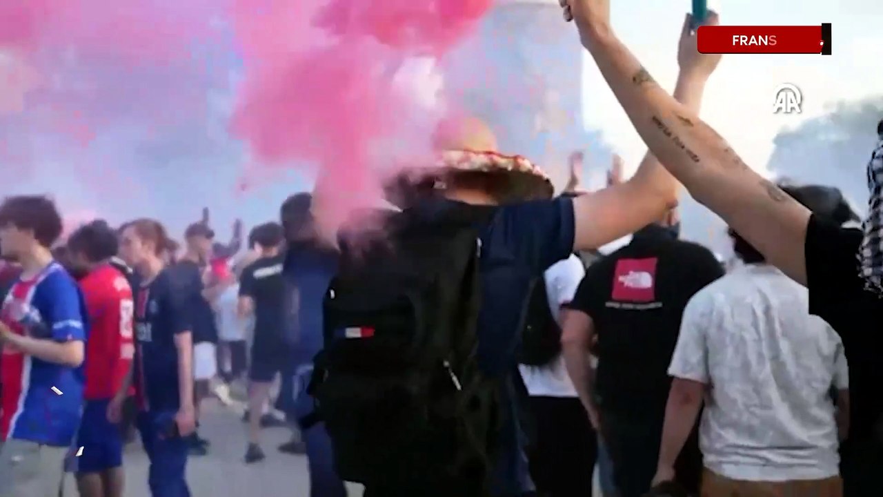 PSG taraftarları Paris'te Şampiyonlar Ligi galibiyetini kutladı