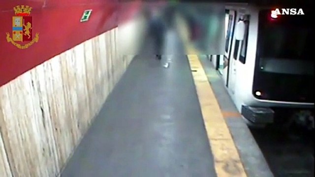 Roma, ripreso dalle telecamere della metro A mentre maneggia armi