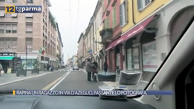 RAPINA UN RAGAZZO IN VIA D'AZEGLIO, PASSANTE LO FOTOGRAFA, ARRESTATO