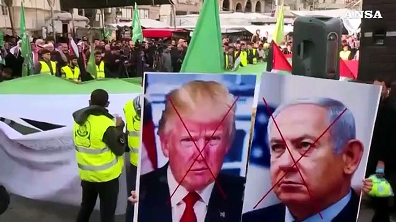 Gaza, la protesta dei palestinesi contro il piano di pace di Trump