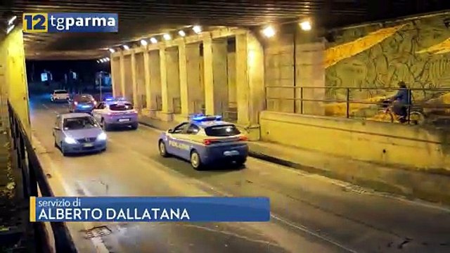 AGGREDISCE UNA FAMIGLIA E DUE RAGAZZI IN CENTRO: 25ENNE FERMATO DALLA POLIZIA | AGGREDISCE UNA FAMIGLIA E DUE RAGAZZI IN CENTRO: 25ENNE FERMATO DALLA POLIZIA